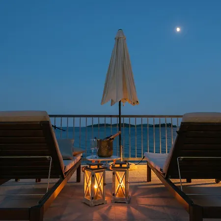 빌라 Beachvilla Adriastone With Pool And Jacuzzi