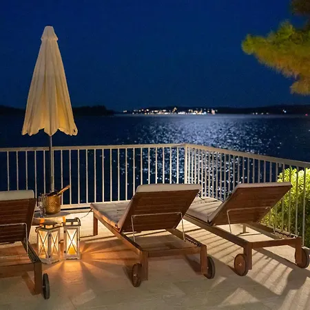 Beachvilla Adriastone With Pool And Jacuzzi ヴィラ