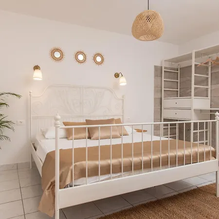 Beachvilla Adriastone With Pool And Jacuzzi ヴィラ